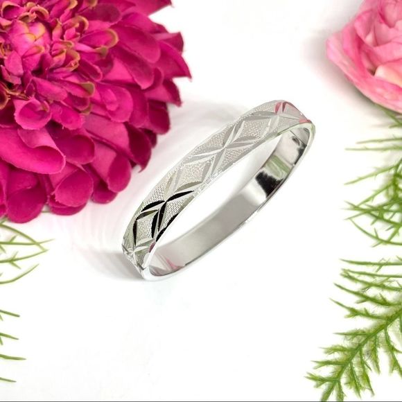 Vintage Jewelry - VINTAGE⚜️ART DECO Diamond Cut Etched Silver Bangle Cuff Bracelet